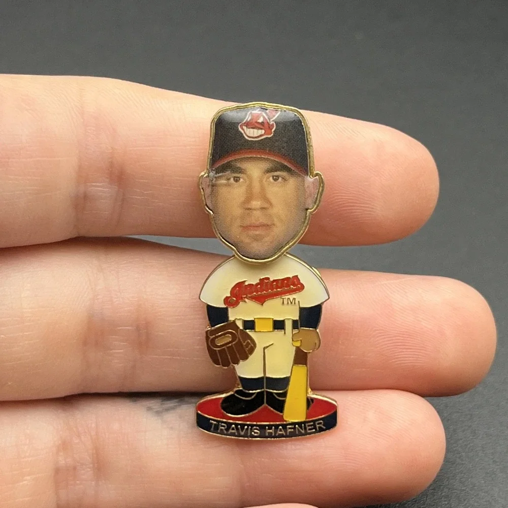 Cleveland Indians Travis Hafner Bobble head‎ Baseball MLB Lapel Hat Pin